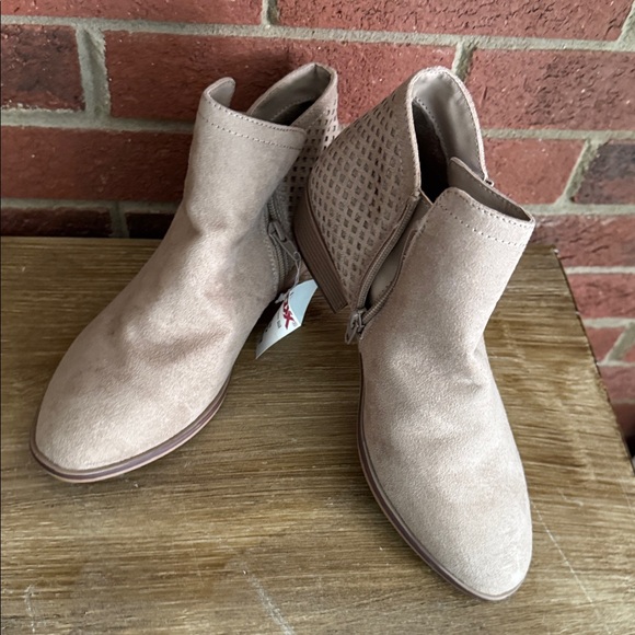 MIA - Picture 2 of 7